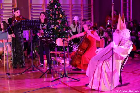 Miklavžev koncert na Osnovni šoli Toma Brejca napolnil telovadnico do zadnjega kotička (47)